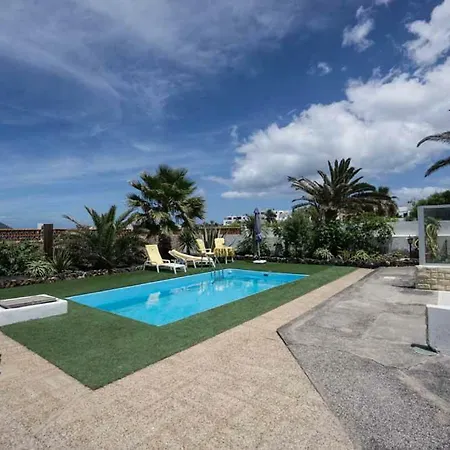 Beachcomplex House With Communal Pool Apartment